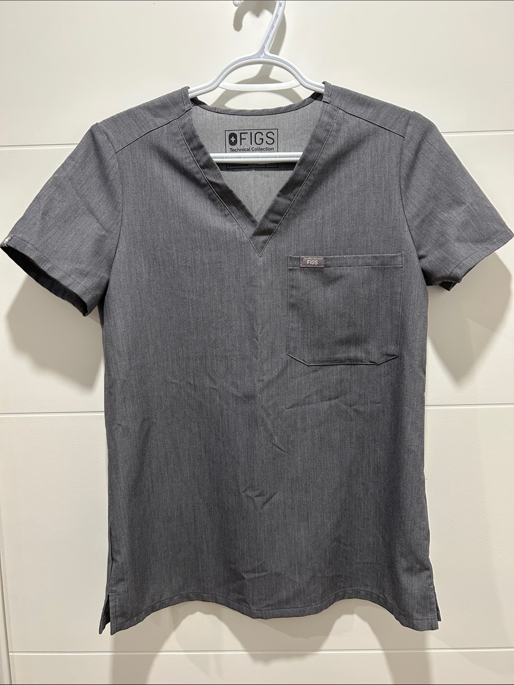 Figs Women’s Short Sleeve V-Neck Top in Charcoal